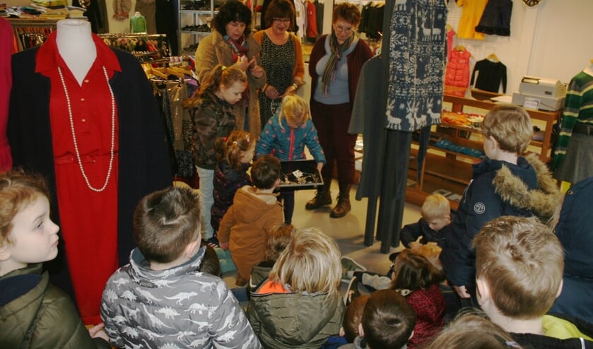 De kleuters bewonderen de tweedehands sieraden.