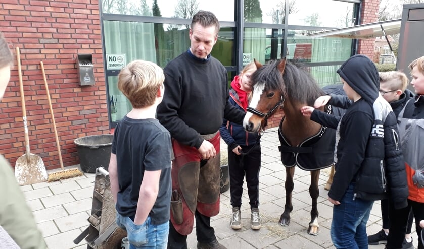 Hoefsmid Bertram Larink vertelt de leerlingen van groep 8 over zijn vak. Foto: Ceciel Bremer