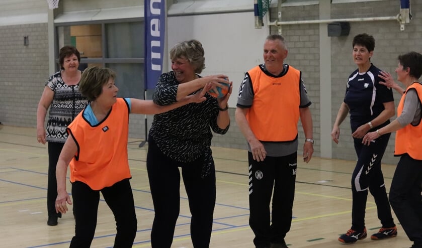 Walking Handball, een pilot van Bronckhorst bij handbalvereniging SV Quintus. Foto: HV Volendam