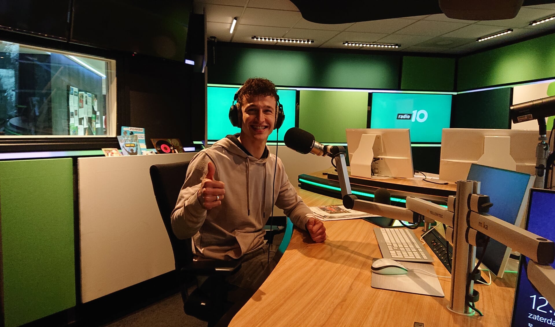 Weerman Jordi Huirne in de studio van Radio 10.