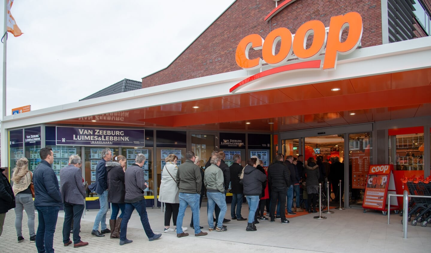 Zondagmiddag werd de nieuwe vestiging van de Coop supermarkt aan de Zutphenseweg tijdens een speciale openingsreceptie voor genodigden geopend. Foto: Coen Heveling Fotografie 
