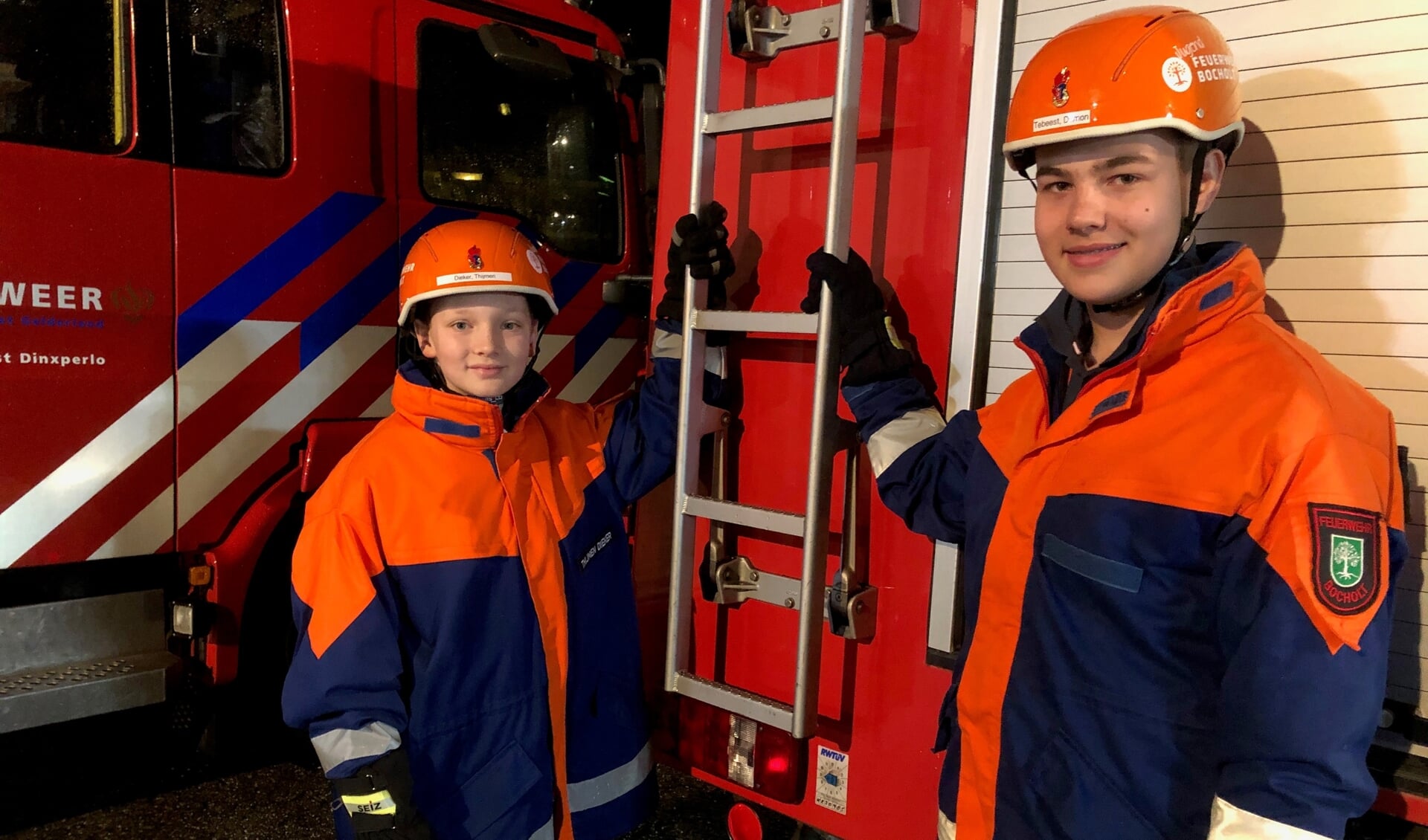 Thijmen en Damon, trots bij de jeugdbrandweer in Suderwick. Foto: Miriam Szalata