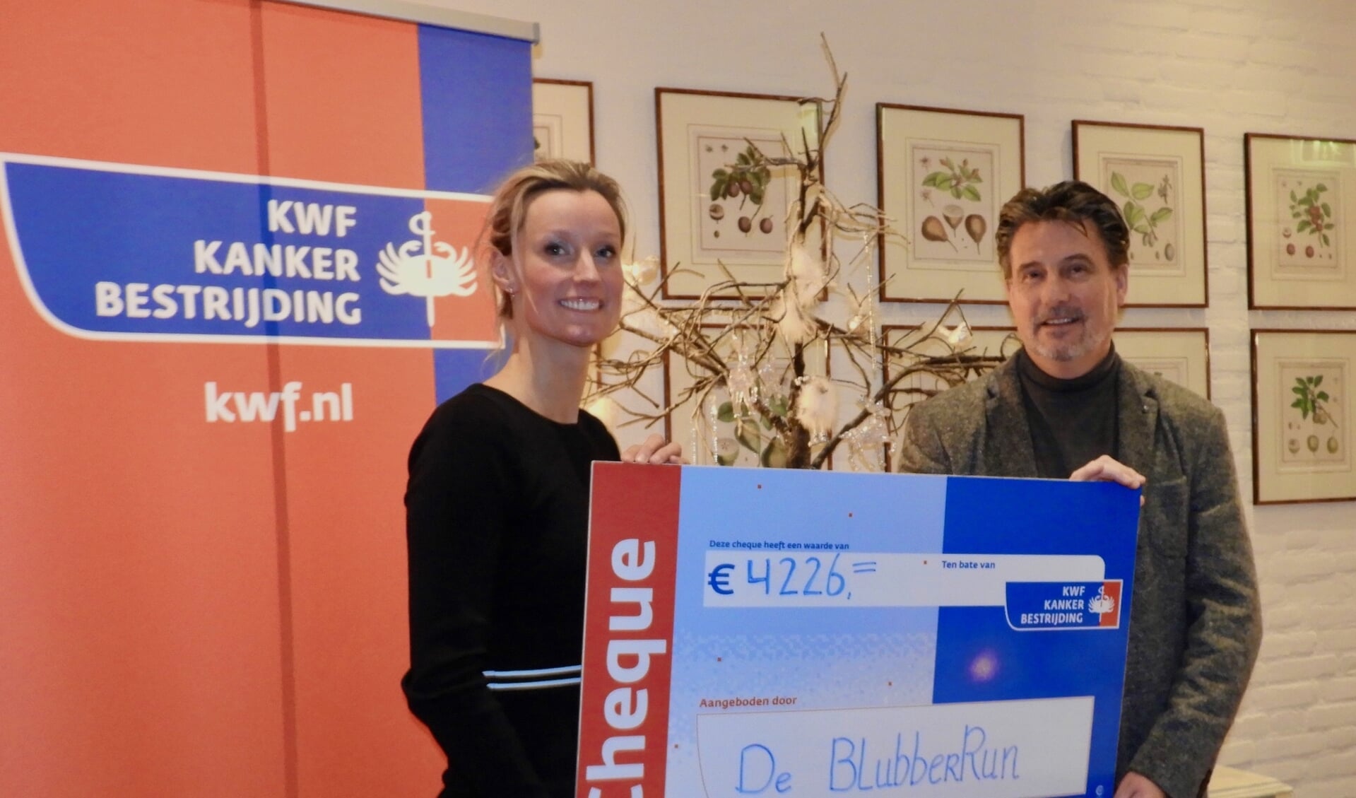 Ilona Bourgondien-Lenselink overhandigde de cheque van 4226 euro aan een afgevaardigde van KWF Kankerbestrijding.  Foto: PR. 
