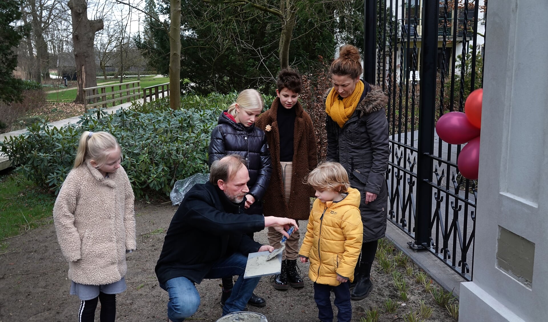 Samen legt de familie Betting de laatste steen van het project Sint Bernardus in Bredevoort. Foto: eigen foto
