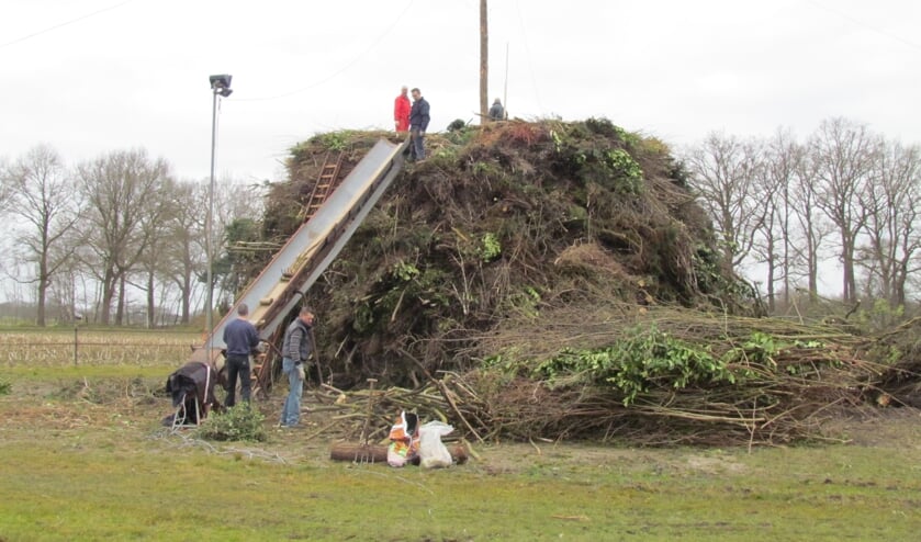De bouw van het paasvuur in Dijkhoek in 2016. Archieffoto: Rob Stevens