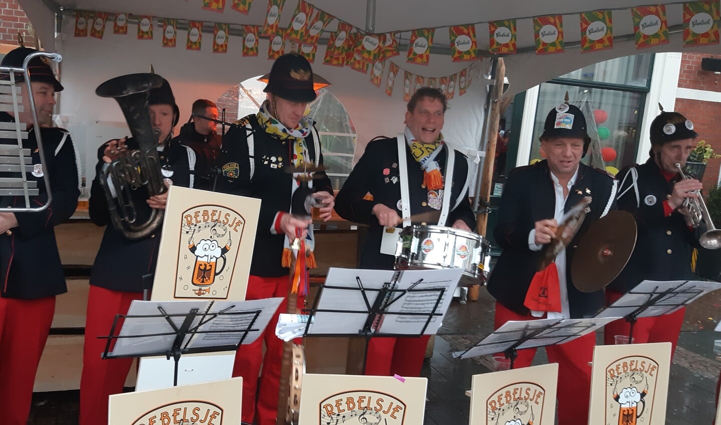 Een min-of-meer gelegenheidsorkestje zorgt op de Markt voor de ware carnavalssfeer, compleet met polonaises. Foto: Ferry Broshuis