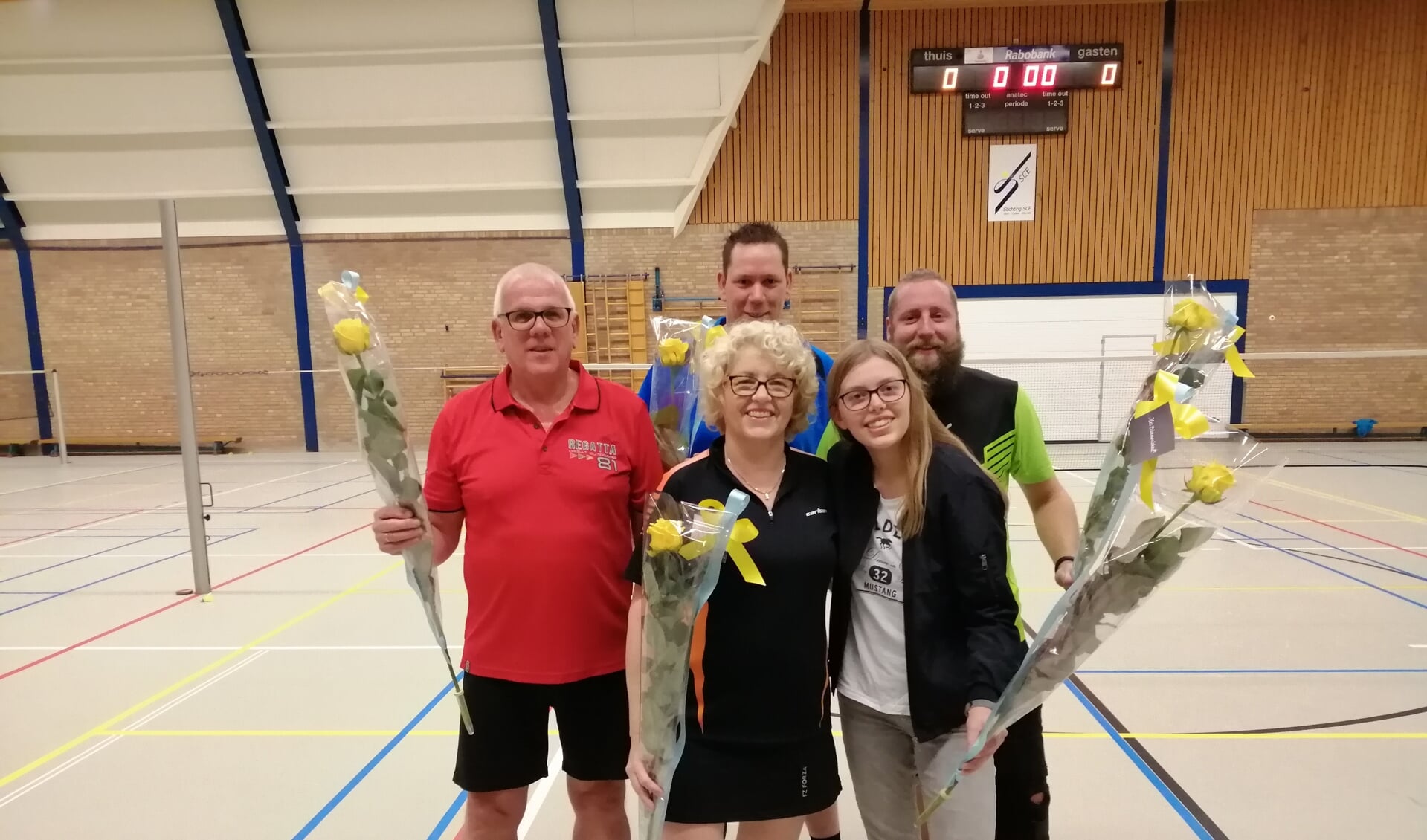 Team 1 van Badmintonclub Steenderen: Jan Takken, Dennis Wassenaar, Lex van Ewijk, Sylvia Breukink en Eline Veenhuis. Foto: PR