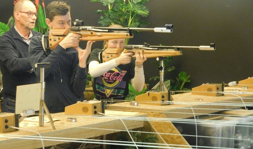 Stijn Lageschaar en Noortje van der Aa met begeleider Hans Schenk. Foto: PR CSV
