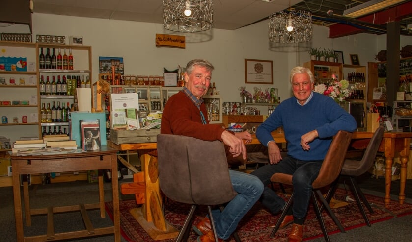 Jules van Kessel (l.) en Martien Pater aan de grote tafel, het hart van Van Sinckel. Foto: Liesbeth Spaansen