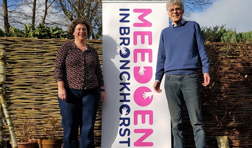 Hanneke Kruissink en Siert Wieringa zetten zich in voor de website www.meedoeninbronckhorst.nl. Foto: Alice Rouwhorst
