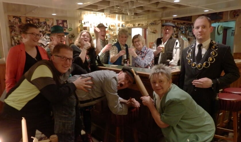 De spelergroep van Toneelvereniging Ons Genoegen die in maart het komische blijspel 'Bok Bok, hoevulle heurne' spelen. Foto: PR.
