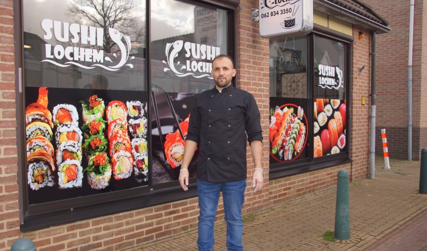 Shvan Othman voor zijn bedrijf Sushi Lochem aan de Walsteeg 24 in Lochem. Foto: Bernadet te Velthuis