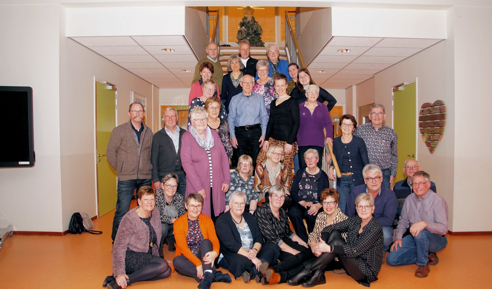 De leden van de cantorij met in hun midden Elske te Lindert, die afscheid nam als dirigent van de cantorij. Foto: Frank Vinkenvleugel
