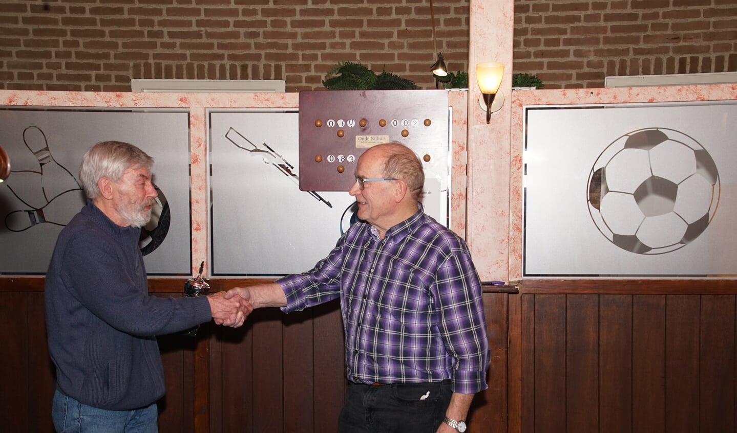 Bert Veldhuis feliciteert Bennie Bruggink met zijn overwinning. Foto: Frank Vinkenvleugel