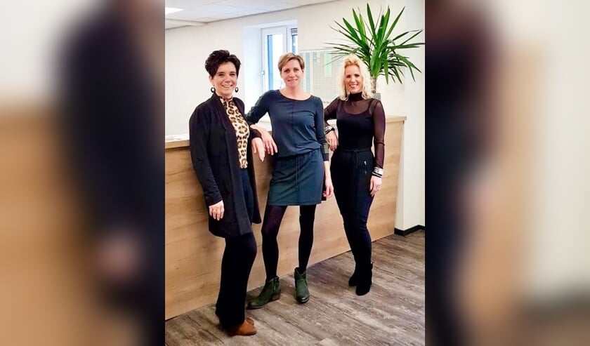 De drie bij de samenwerking betrokken dames met vlnr Carmen Staring-Engelbarts, Karlijn Brethouwer-Pape en Kitty Kolkman-Engelbarts. Foto: Theo Huijskes