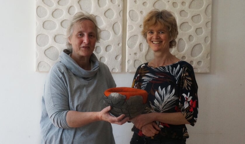Els Bottema en Miriam Verbeek in atelier Vuurwater. Foto: M Verbeek