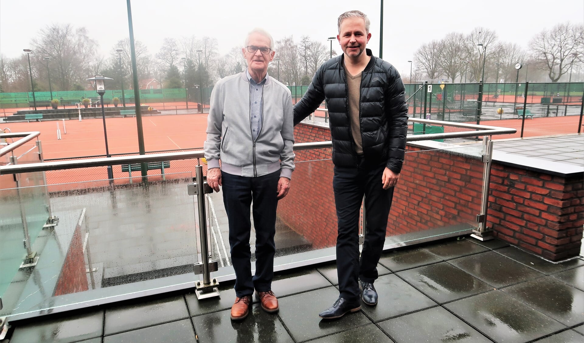 Links Hans Tops en rechts Nicky Groot Kormelink van de de Groenlose Tennisclub (GTC) op het tennispark ‘De Blanckenborg’.