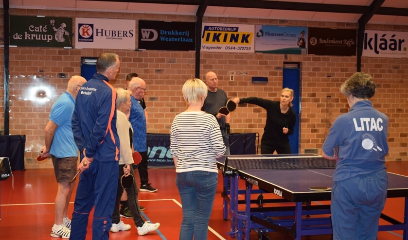 Bettine Vriesekoop te midden van de deelnemers aan het OldStar tafeltennis.