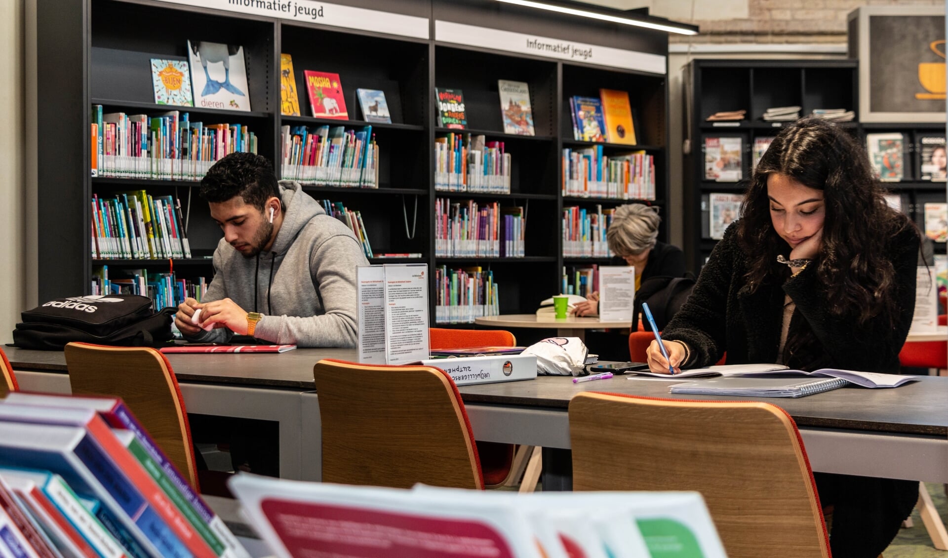 De bibliotheek biedt veel meer dan alleen de mogelijkheid om boeken te lenen een krant te lezen. Foto: Henk Derksen
