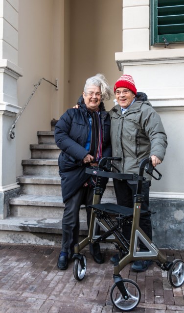 Dochter Mary-Ann en zoon Aad van Hall voor het pand van IJsselkade 12. Foto: Henk Derksen.