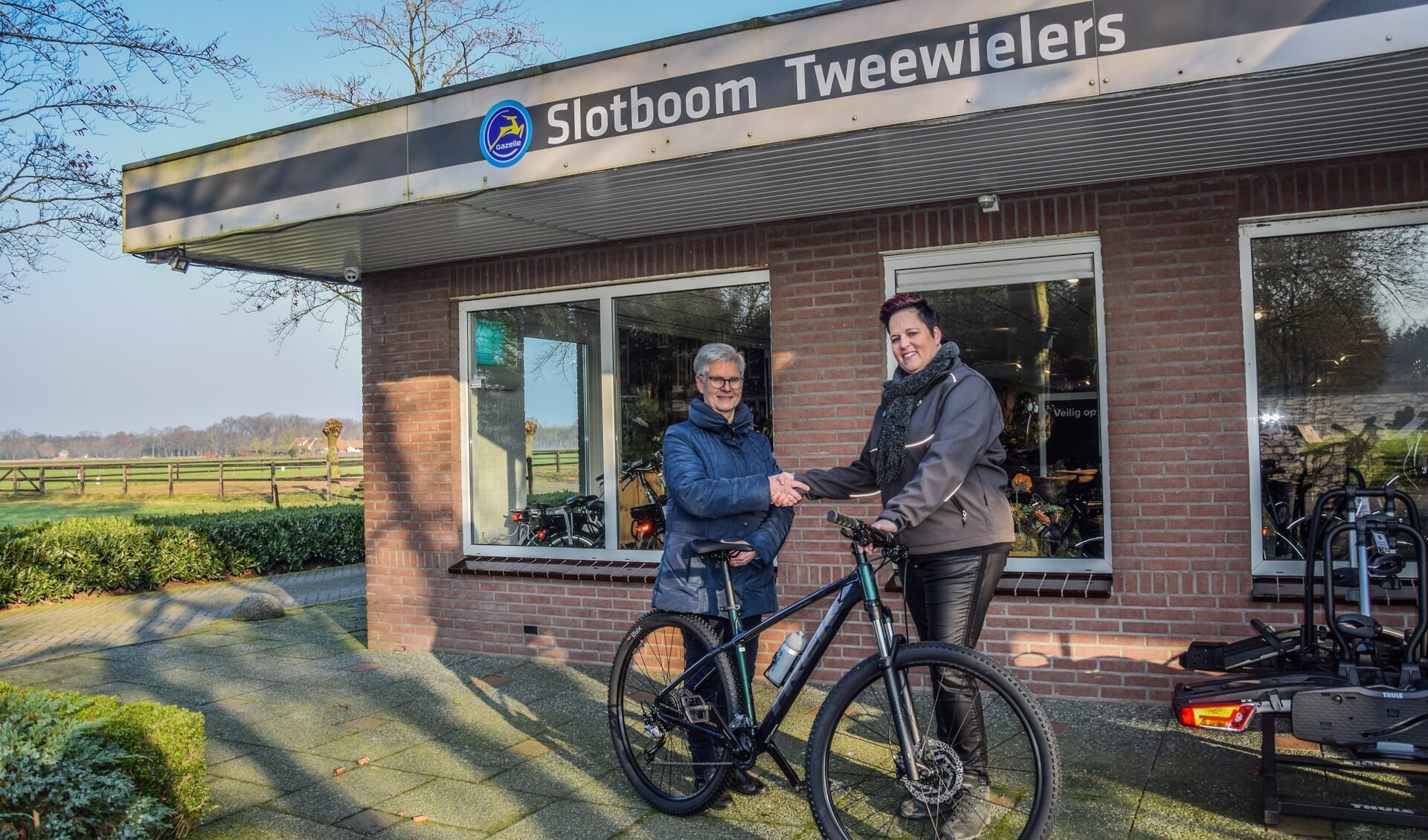 Willy Radstake uit Vorden krijgt een fiets overhandigd van Inge Slotboom van Slotboom Tweewielers uit Hengelo Gld. Foto: Dyanne Schiphorst