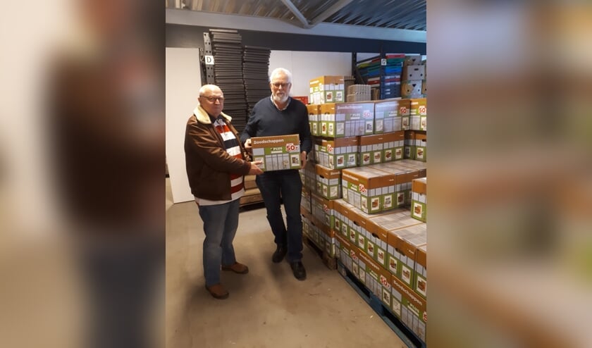 Bestuurslid voedselveiligheid Heinz Clasen (links) en voorzitter Chris Blaauboer zijn bijzonder blij met de vele boodschappenpakketten.