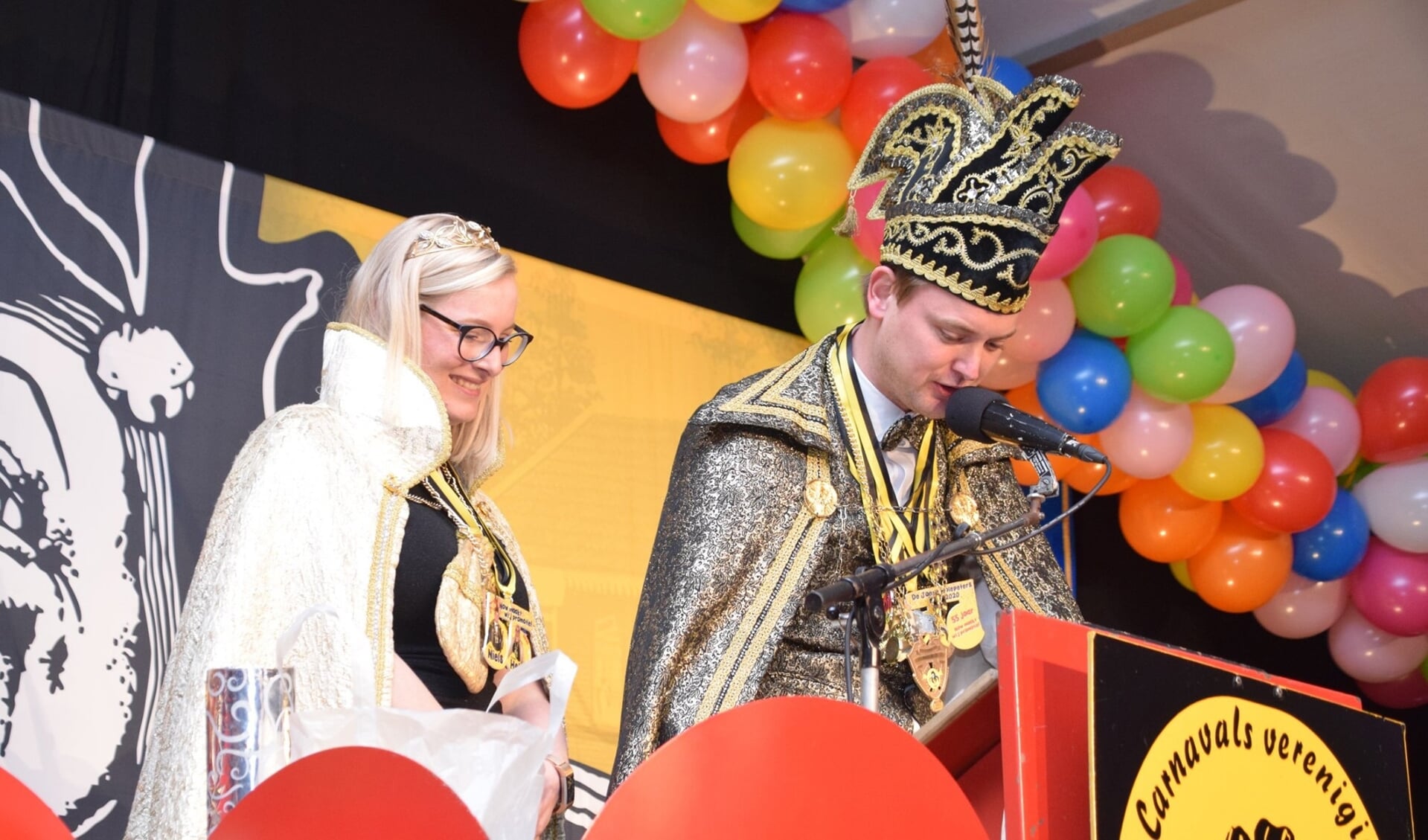 Prins Niels de eerste en Prinses Helmi tijdens de proclamatie. 