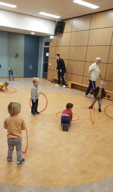 De beweeguurtjes dragen ook bij aan de sociale ontwikkeling en taalvaardigheid van peuters. Foto: PR
