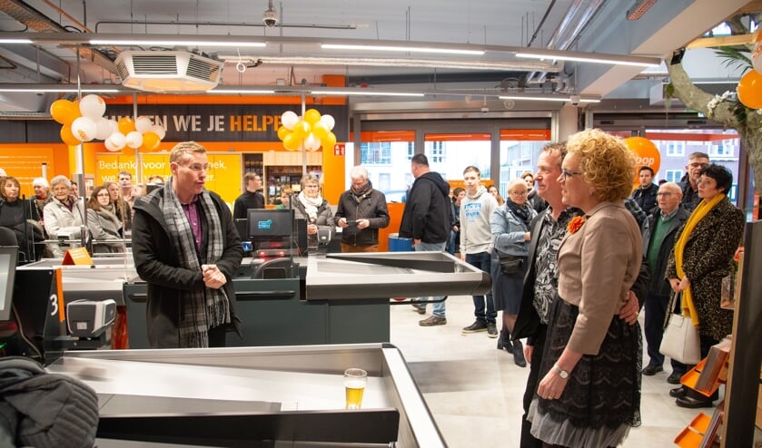 Namens de gemeente Bronckhorst bracht wethouder Willem Buunk de felicitaties aan het echtpaar over. Foto: Coen Heveling Fotografie