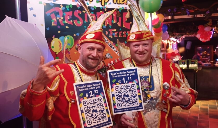 Prins Edwin (rechts) en Adjudant Robby met de QR-code bordjes.