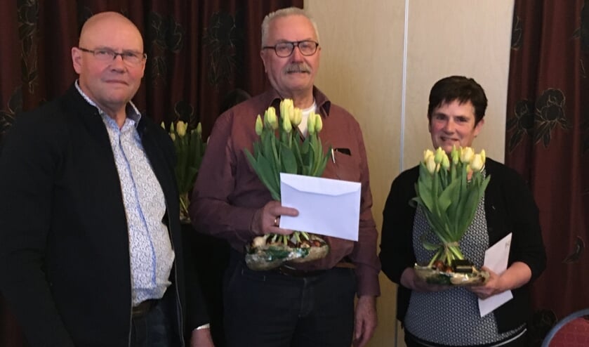Regiovoorzitter Ben van Raaij en de twee doorgewinterde vrijwilligers, Roelof Pelgrum en Diny Aalberts. Foto: Jos Lohuis