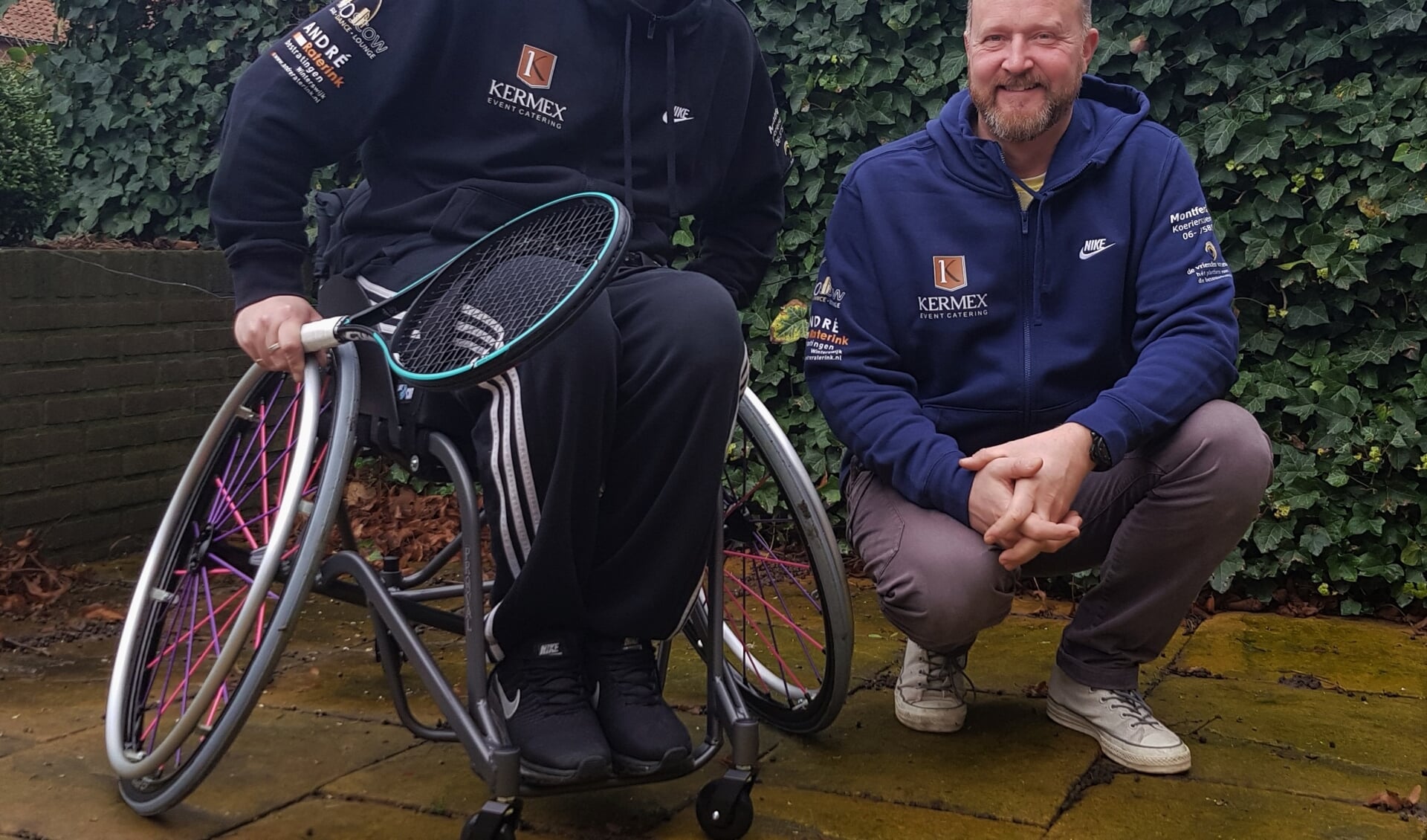 In zijn nieuwe op maat gemaakte rolstoel, hoopt Roy Kusters de paralympische spelen in Parijs in 2024 te behalen. Patrick Leferink van Kermex Event Catering draagt door middel van shirtsponsoring bij aan de verwezenlijking van deze droom. Foto: Alice Rouwhorst