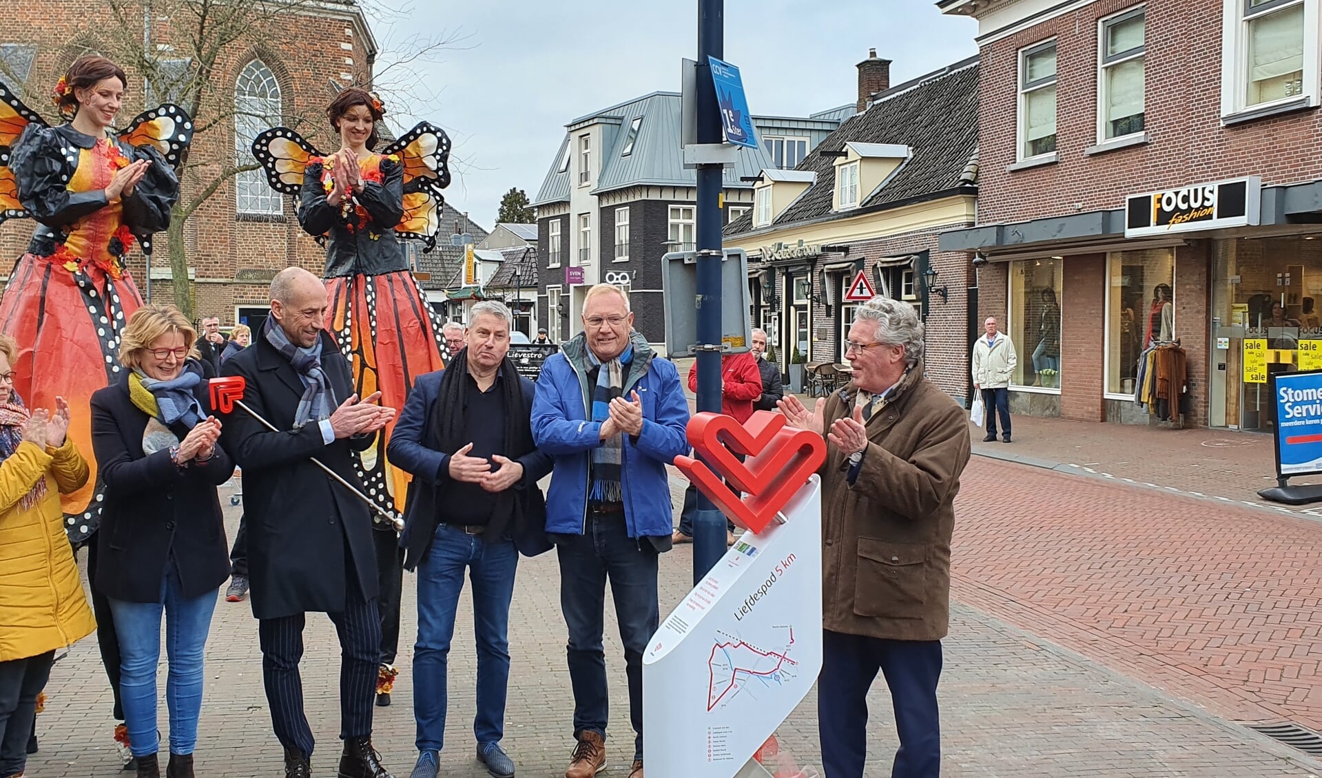 Gedeputeerde Jan Markink onthult de eerste routezuil van Het Liefdespad. Foto: Rob Weeber