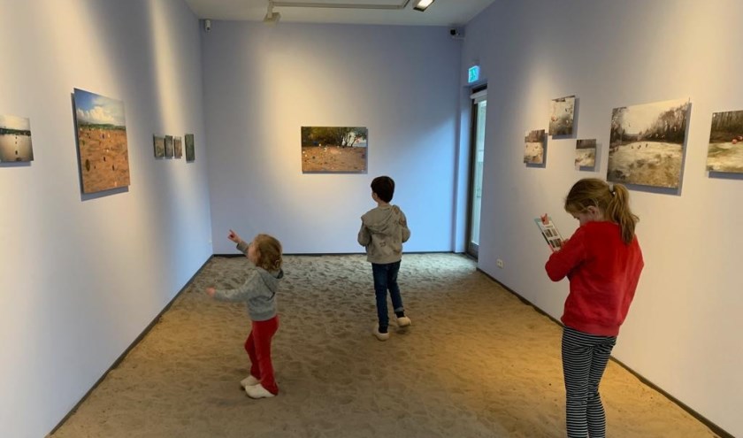 Bezoekers bekijken 'Near the European border' in het Arco-paviljoen Foto: PR