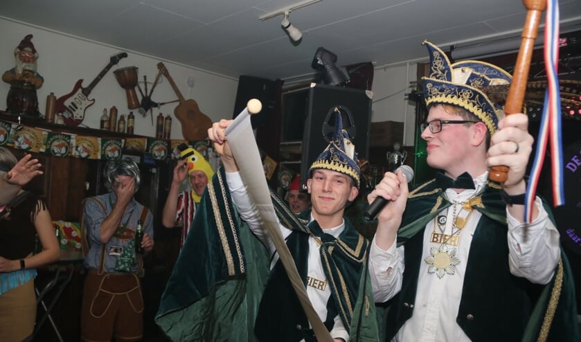 De nieuwe prins Chris ten Have (r) las de de proclamatie voor, samen met zijn adjudant Patryk Zents. Foto: Rob Schmitz.