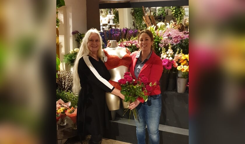 Diana Hogeweg van Sabelle Ondermode (links) en Monique Norde van de Vordense Tuin bij de aftrap van hun Valentijnsactie. Foto: PR