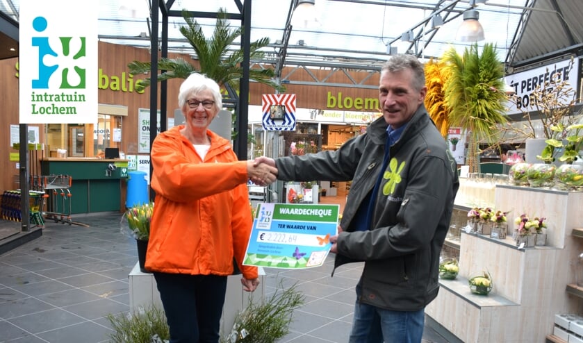 De symbolische cheque werd door vestigingsmanager Huub Spikker overhandigd aan KiKa vrijwilligster Dirrie. Foto: PR