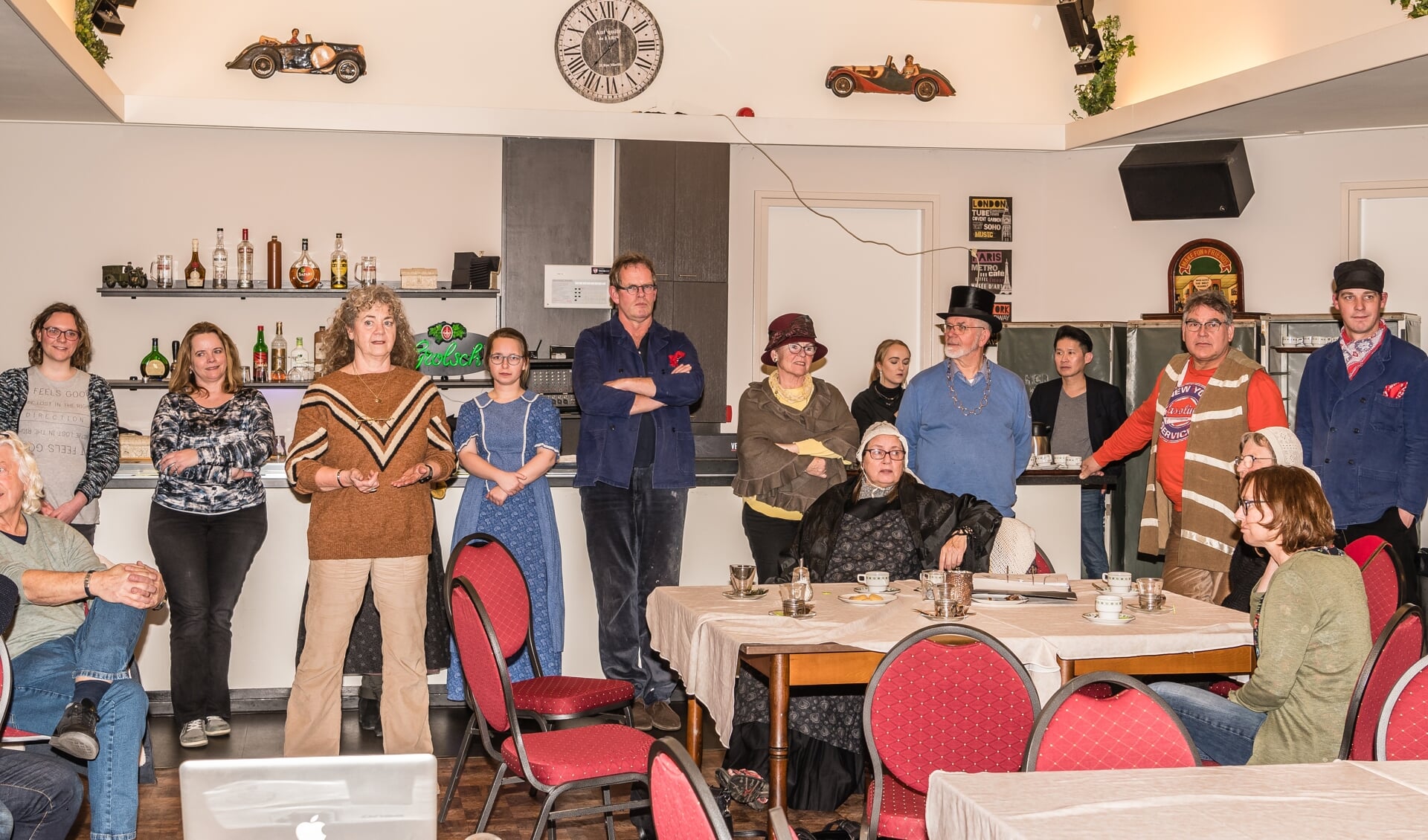 Elly Janssen (in bruine trui) stelt de cast van het Lochemse openluchtspel voor. Foto: Jan Kolkman