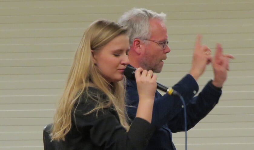 Concentratie bij Laura van Kaam en dirigent Tijmen Botma bij de eerste repetitie van Blue Lake Proms. Foto: Josée Gruwel