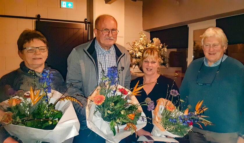 Jubilarissen van het Rode Kruis Bronckhorst: (v.l.n.r.) mevrouw G. Klein Bluemink, de heer J. Lockhorst, mevrouw A. Hof en voorzitter de heer N. Nijhoff. Foto: Y. Eijmers
