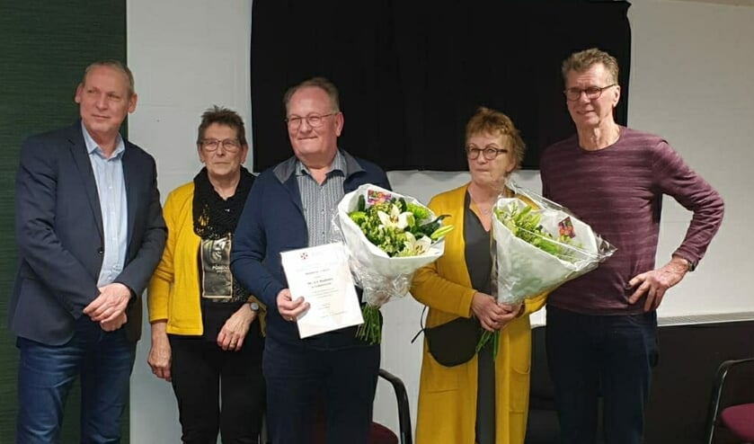 Wethouder Jos Hoenderboom (links) kwam naar de jaarvergadering om André Waalderbos en Melanie Heezen te huldigen.