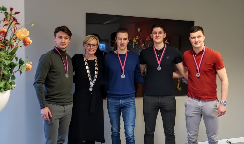 Uit handen van burgemeester Marianne Besselink ontvingen Noah Hageman, Thymen Gosselink, Cas Lovink en Niek Geurts (v.l.n.r) dinsdagmiddag alle vier de medaille die hoort bij de titel ‘Held van Bronckhorst’. Foto: Luuk Stam