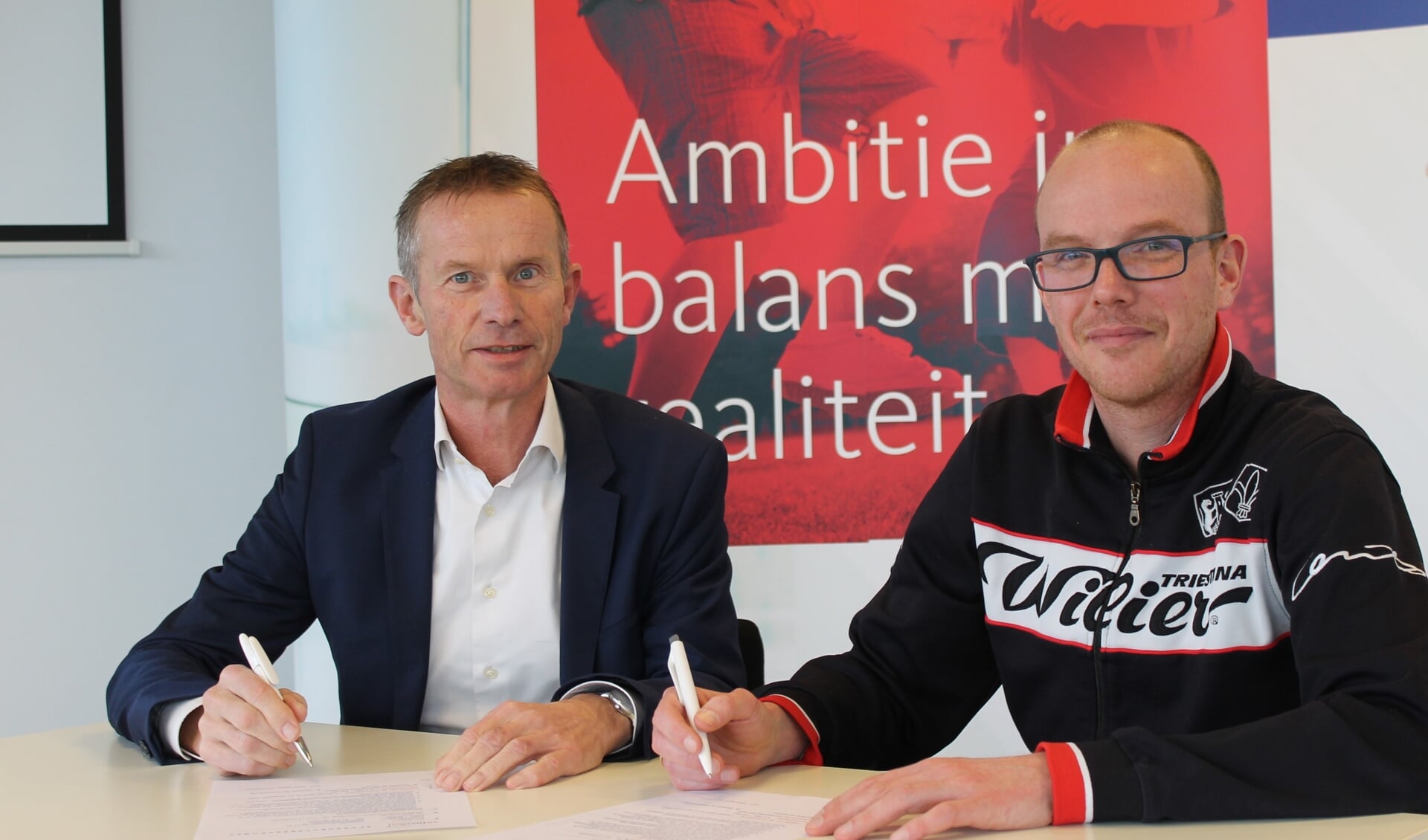 Jos Bongers van KroeseWevers (links) en Mathijs Wiggers van Archeus: ‘Contract is ondersteund voor activiteiten in sport en bewegen’. Foto: PR 