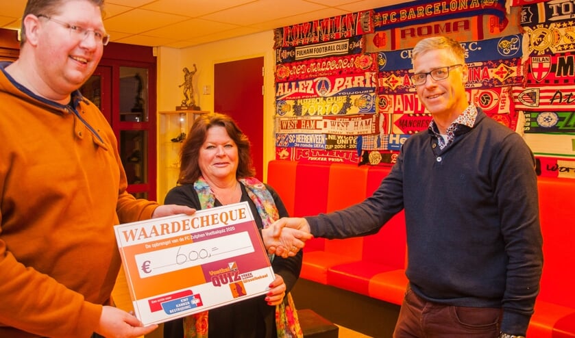De opbrengst bedroeg dit jaar 600 euro en werd aan het eind van de avond overhandigd aan Ria Hagenbeek en Sjaak Meijer van het KWF afdeling Zutphen. Foto: Jasper Blaauw