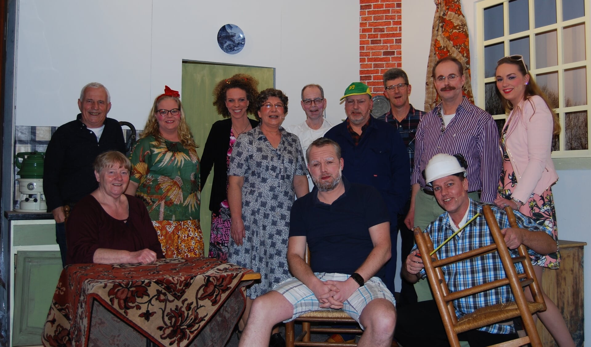 Toneelgroep Vierakker-Wichmond stond onder leiding van regisseur Henk Broekgaarden (staand links.) Foto: Anton Jansen.  