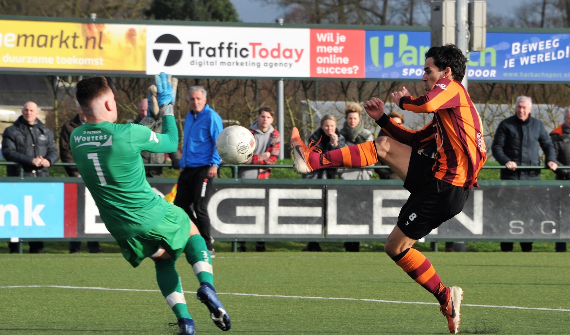 Jelle Macare (r) van FC Zutphen stuit op de keerper van de Treffers. Foto: Hans ten Brinke
