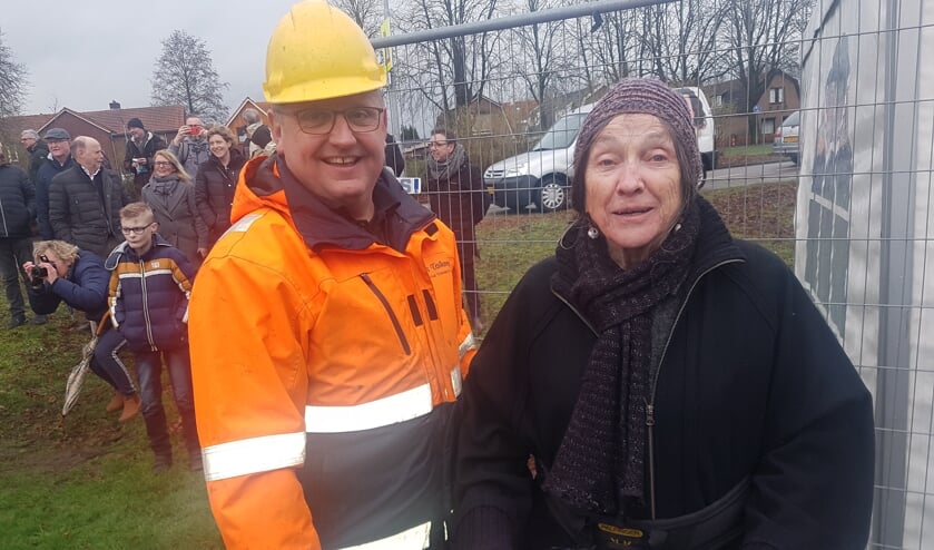 Minnie Kruip helpt middels een bedienpaneel met het wegtakelen van de kunstwerken van wijlen Joop Kruip.