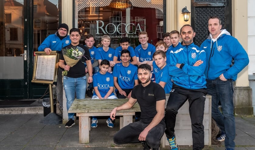 Het AZC team JO14-2G met begeleiding en de trotse sponsor. Foto: Freddy Burgers