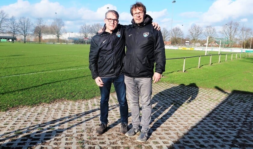 Ad Wopereis (links) en Herbert Theunissen (rechts) van HMC’17 gebroederlijk naast elkaar.