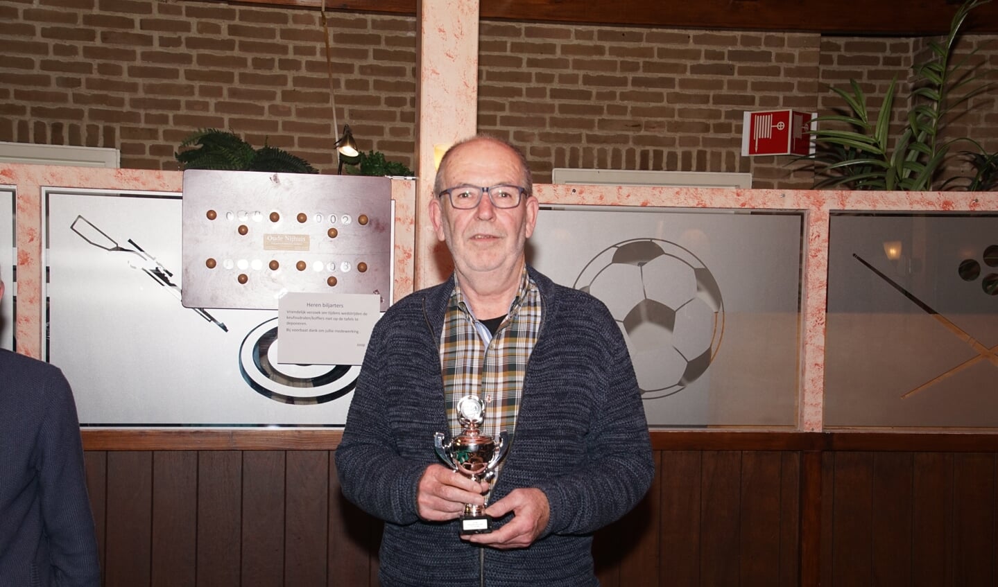 Henk Jansen met de beker voor de tweede plaats. Foto: Frank Vinkenvleugel